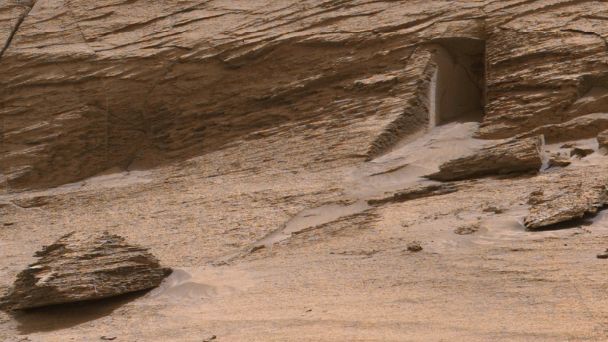Bizarní útvar na Marsu vypadá jako portál do tunelu